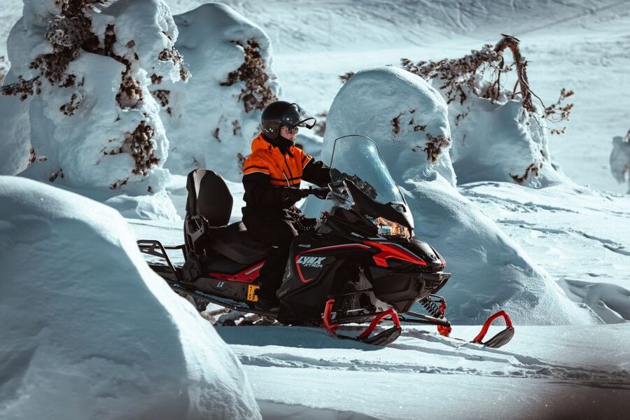 Saariselkä: Snowmobile Adventure for Adults - Driving an Arctic snowmobile, the way it feels in Saariselkä