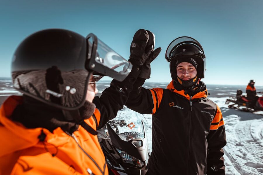 Saariselkä: Snowmobile Ride with Hot Drinks - Group dynamics, snowmobile sharing, and choosing who drives