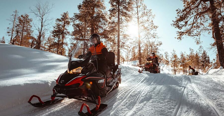 Saariselkä: Snowmobile Ride with Hot Drinks - From pickup to first engine sounds: how the tour start works