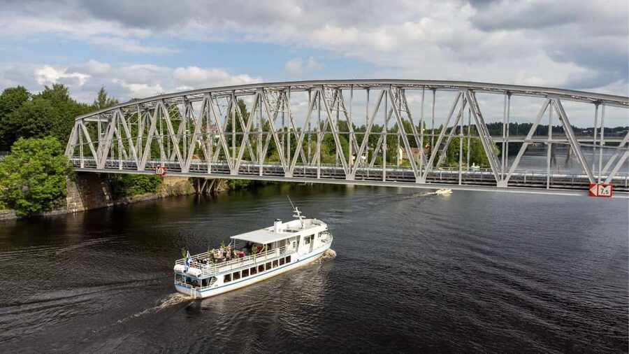 SIGHTSEEING CRUISE AROUND SAVONLINNA - Olavinlinna Castle from the lake: what makes it so impressive
