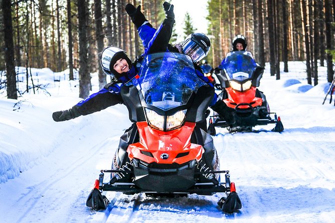Snowmobile Safari in the Nature - Morning start - The snowmobile part: driving, passenger seats, and how Lynx handles