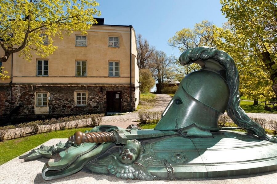 Suomenlinna: Guided Walking Tour with an Authorized Guide - Piper’s Park: A Name That Sparks Curiosity