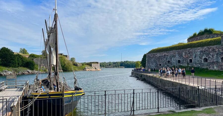 Suomenlinna tour in French with Doro - Why Suomenlinna Feels Like Past and Present at the Same Time