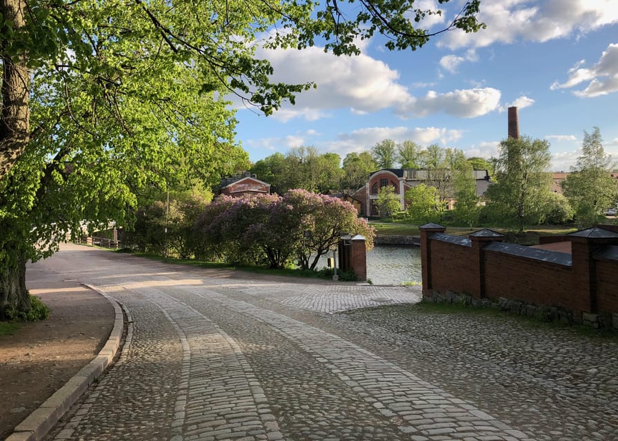 Suomenlinna tour in French with Doro - Russian Merchant Houses and the Great Court Mood
