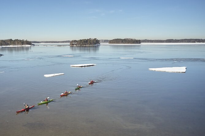 Winter kayaking in Eastern Helsinki archipelago - Kallahdenniemi Beach: The Moment the Winter Shows Up