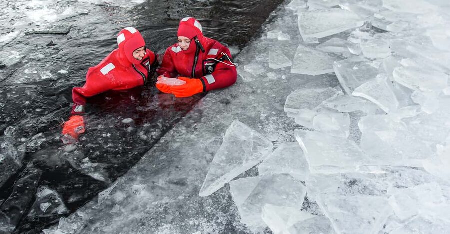 Ylläs: Lake Ylläsjärvi Ice-Floating Experience - Rescue Suits and 0°C Water: Why You Stay Comfortable